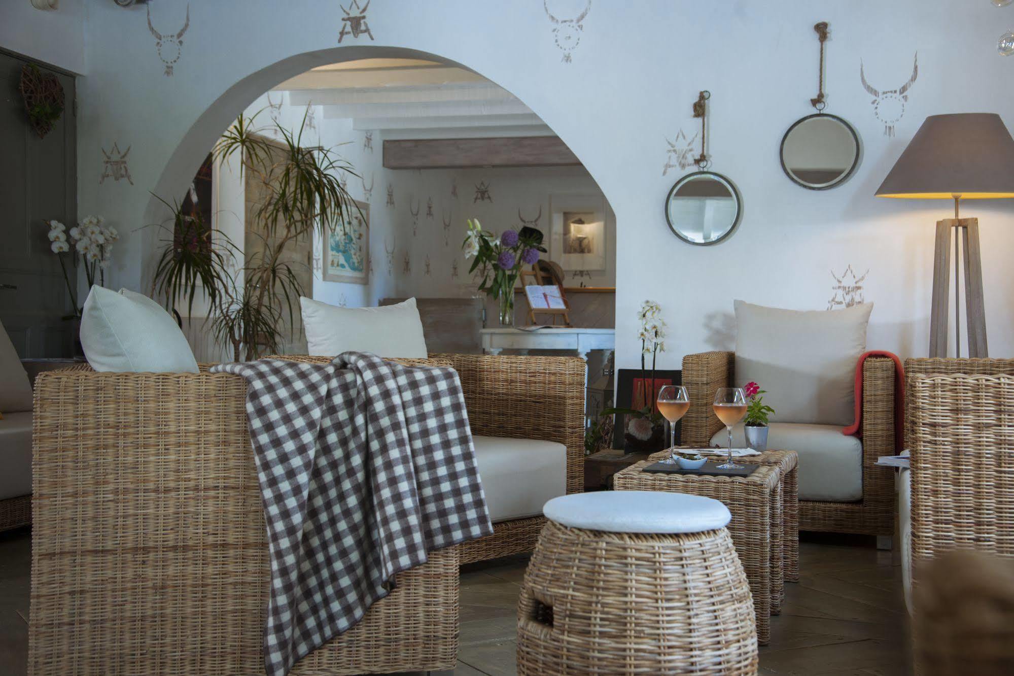 Hotel Restaurant Les Arnelles Saintes-Maries-de-la-Mer Buitenkant foto